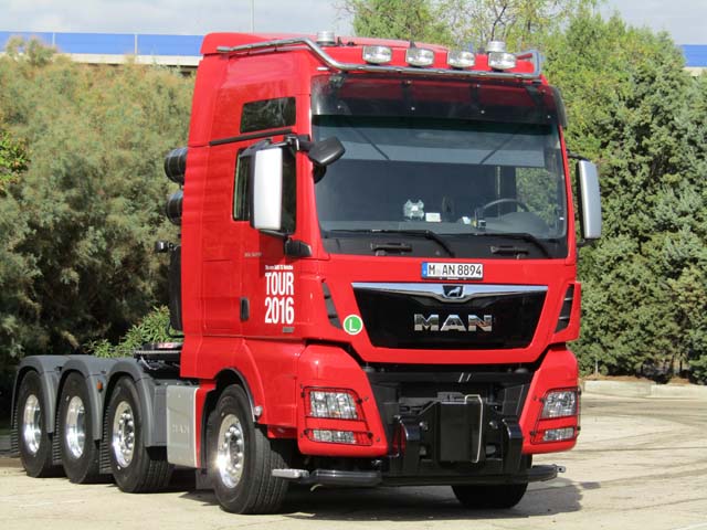 Tractora MAN TGX 8x4 para 250 toneladas de arrastre y motor D 38 de 640 CV.